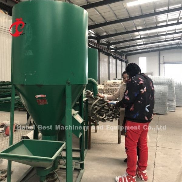 Máquina de mezclar y moler de la fábrica de piensos para la producción de piensos para la granja de pollos Doris